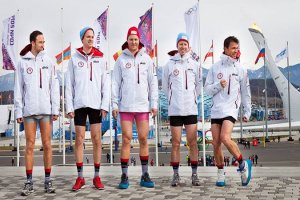 На льду аж жарко стало! Горячие норвежские спортсмены оголились на фоне Олимпийского огня