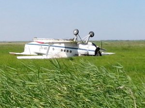 АН-2 перевернулся при экстренной посадке в Крыму