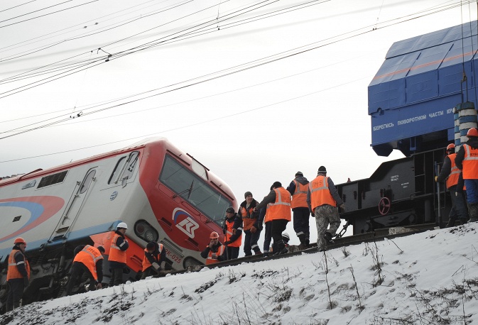 Столкновение пассажирского поезда с электровозом в Свердловской области обошлось без жертв