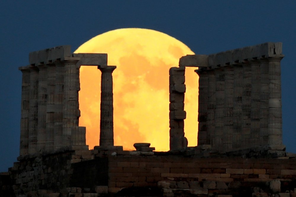 Пользователи Сети выложили видео и фото лунного затмения века‍