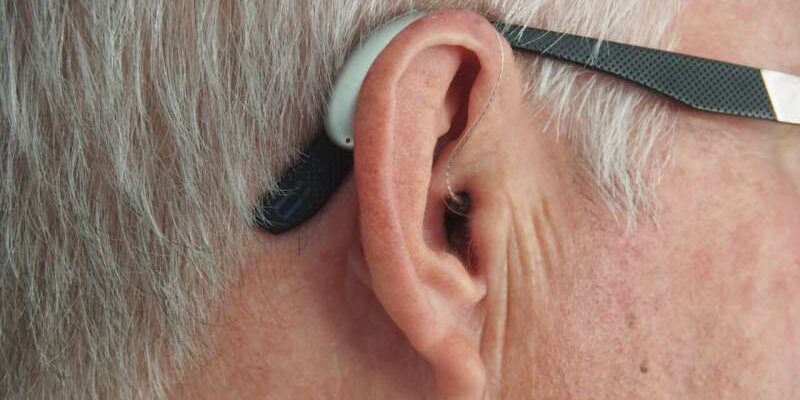 Потеря слуха и зрения может удвоить риск развития деменции.
