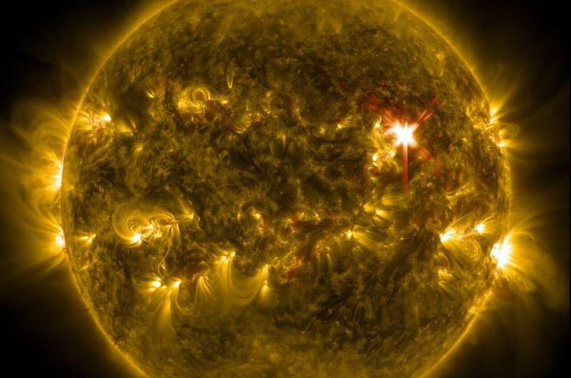Извержение розеттского камня на Солнце может помочь объяснить солнечные взрывы