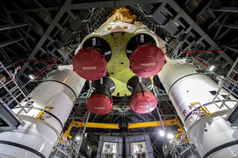 Основа массивной ракеты SLS Moon Rocket NASA присоединяется к ускорителям для миссии Artemis I