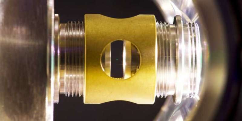 Оптическая левитация стеклянной наносферы обеспечивает квантовый контроль