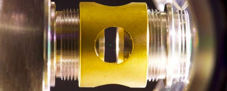 Физики изучают стеклянную наносферу, продвигая ее в область квантовой механики