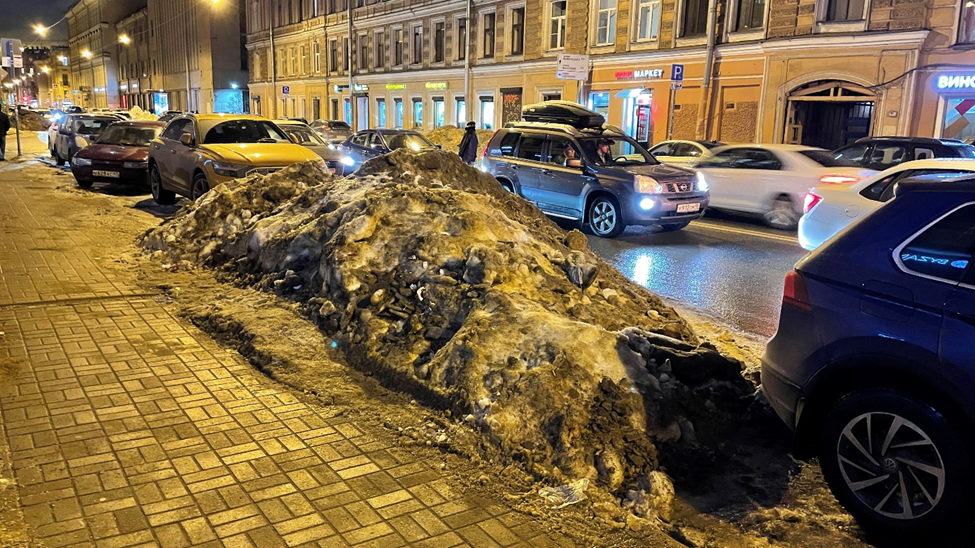 Неубранные снежные завалы создают аварийные ситуации на дорогах Петербурга