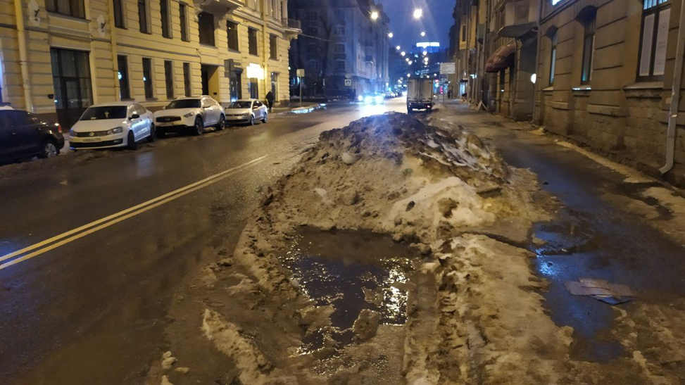 Неубранные снежные завалы создают аварийные ситуации на дорогах Петербурга