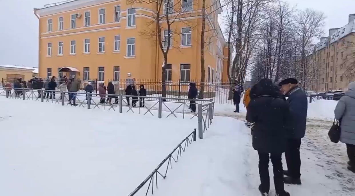 Металлострой пушкинская. Очередь в поликлинике. Очереди в поликлиниках СПБ. Очередь в поликлинику на улице. Огромная очередь в больнице.