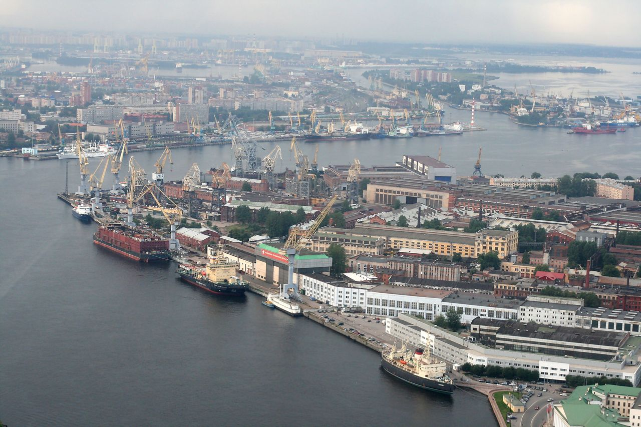 Компания города санкт петербург. Балтийский завод на Васильевском острове. Порт Санкт-Петербург. Морской порт СПБ. Балтийский морской порт СПБ.