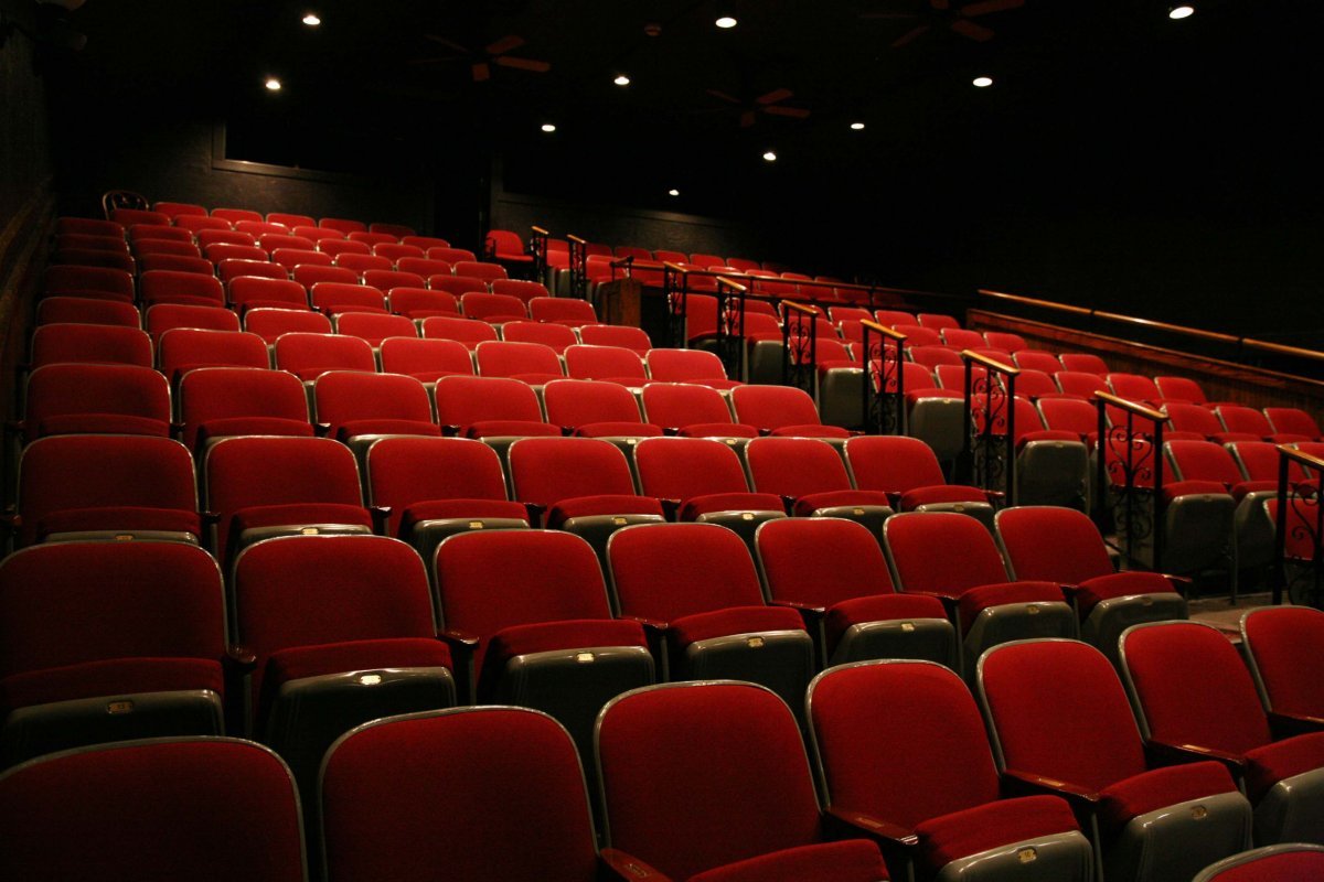 Кинотеатр в Петербурге начал показывать голливудские фильмы на большом экра...