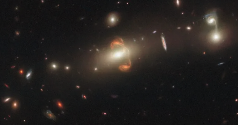 Хаббл запечатлел галактику с гравитационной линзой