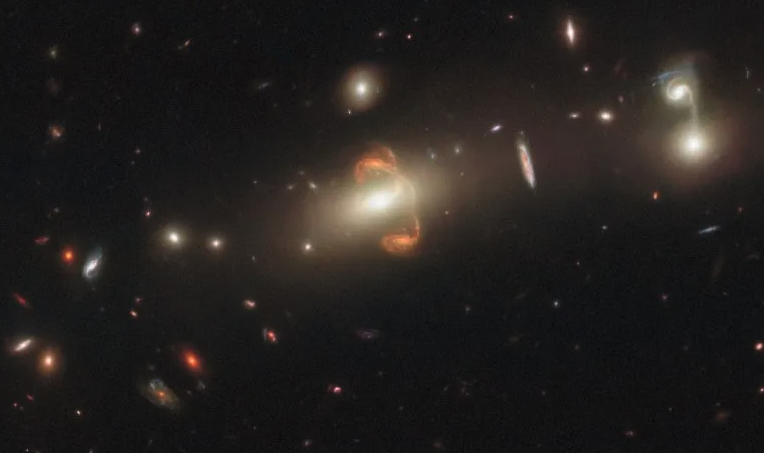 Хаббл запечатлел галактику с гравитационной линзой