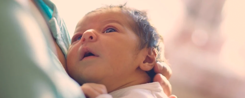 Младенцы быстро изучают звуки языка даже через несколько часов после рождения