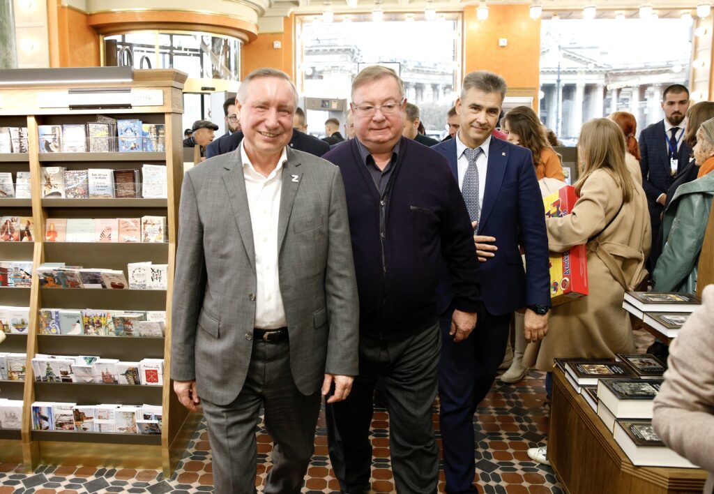 Книжный магазин «Дом книги» открыли в Петербурге после ремонта