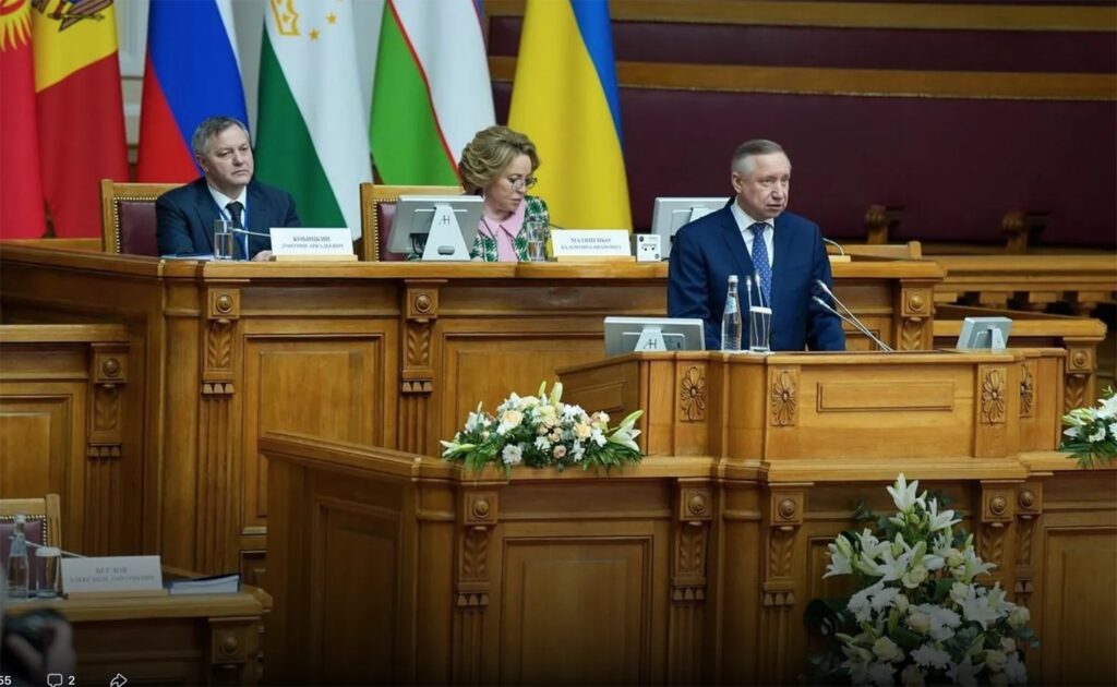 Россияне сорвали флаг Украины, вывешенный властями Петербурга на заседании СНГ