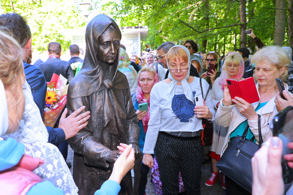 Памятник блаженной Ксении Петербургской открылся на Смоленском кладбище