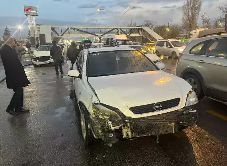 26 автомобилей столкнулись в Анкаре из-за дождя на скользкой дороге