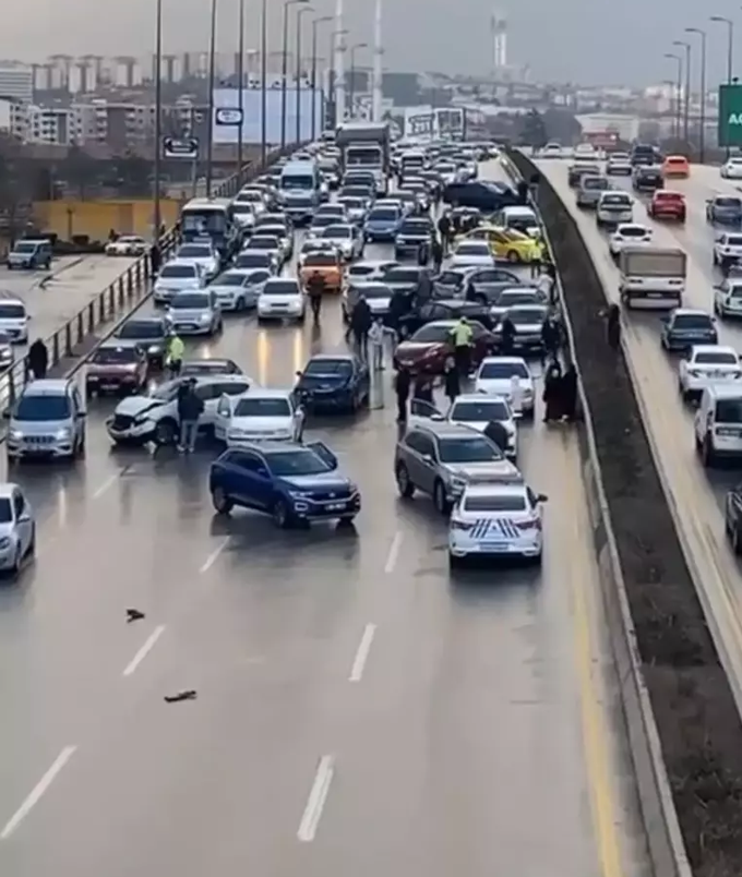 26 автомобилей столкнулись в Анкаре из-за дождя на скользкой дороге
