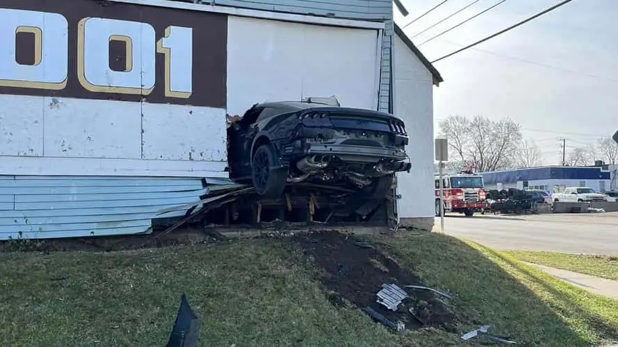 Американец на Ford Mustang влетел в стену дома, приподнявшись на метр в воздухе