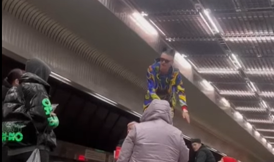 Екатеринбуржец спел хит «Шамана» в метро и получил за это тростью пенсионерки