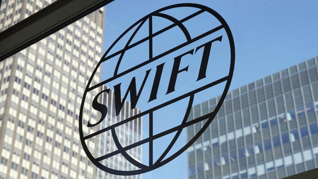 ЕС рассматривает отключение 15 российских банков от SWIFT и новые санкции