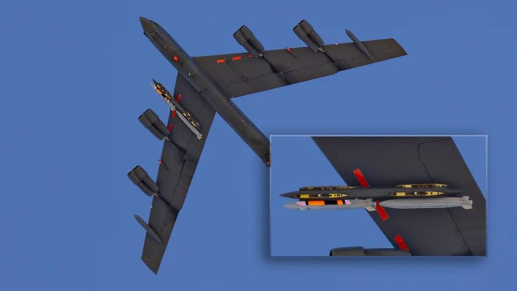 Фотографы в США дважды засняли бомбардировщик B-52H с новой ядерной ракетой